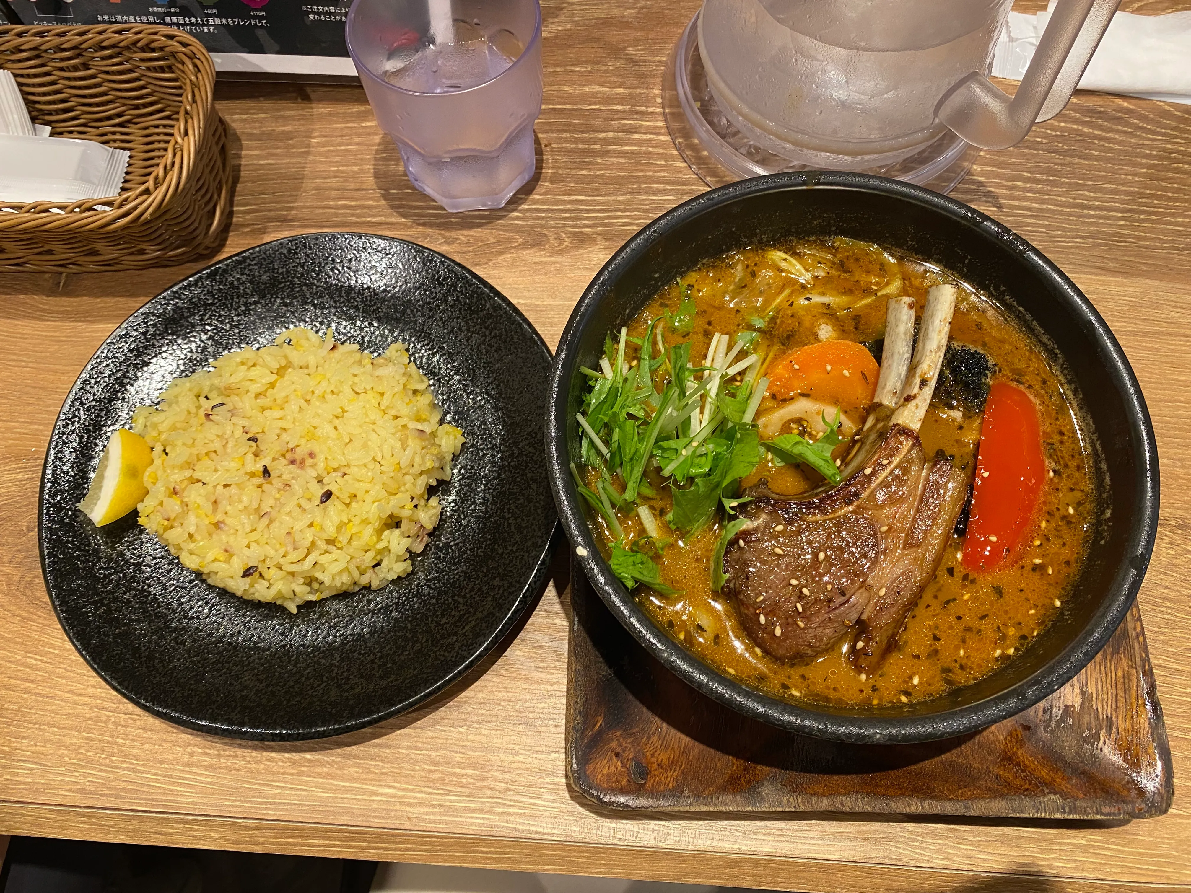 GARAKU のラムチョップ入りスープカレーとライス