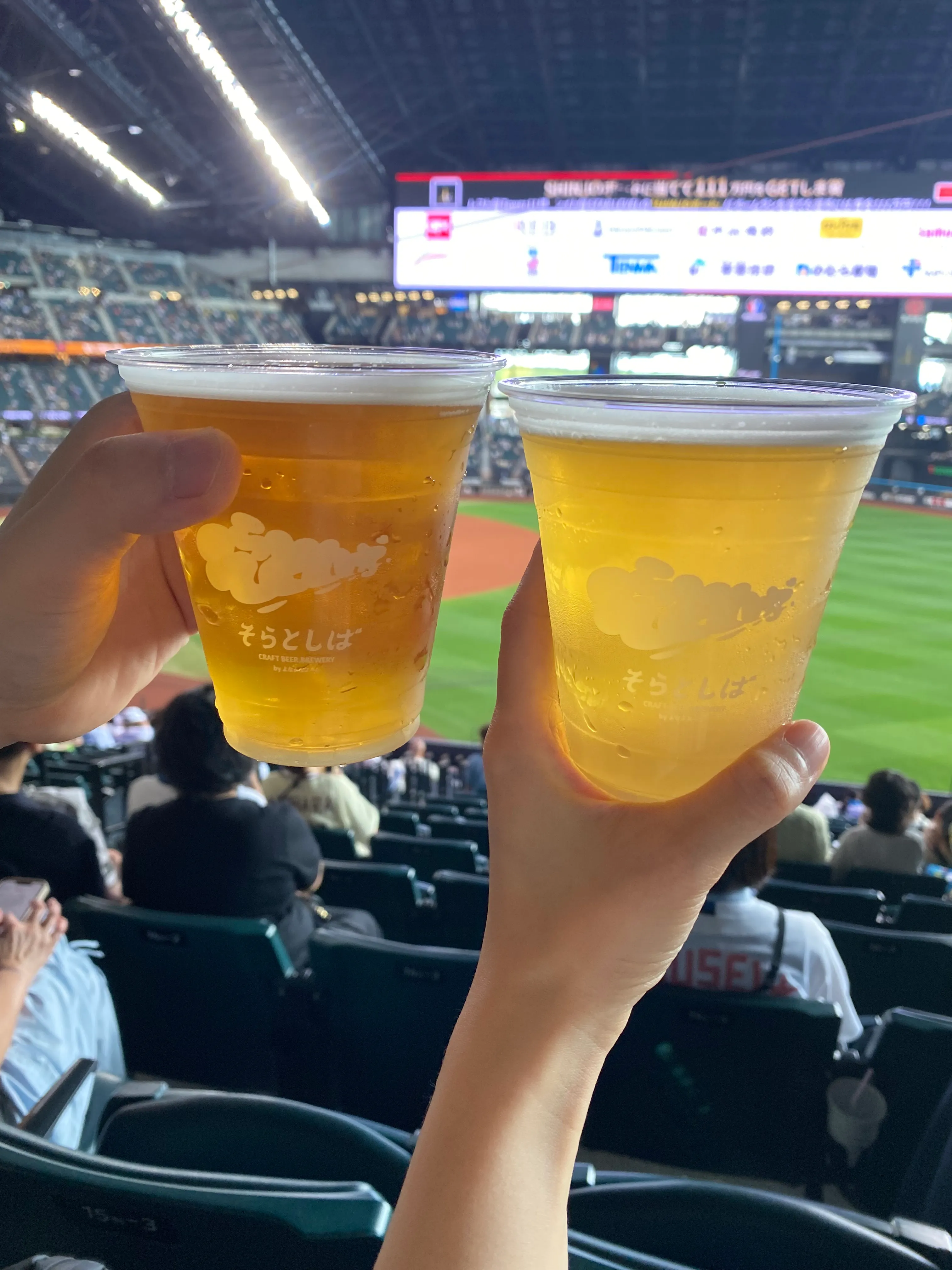 観客席で乾杯するクラフトビール 2 杯