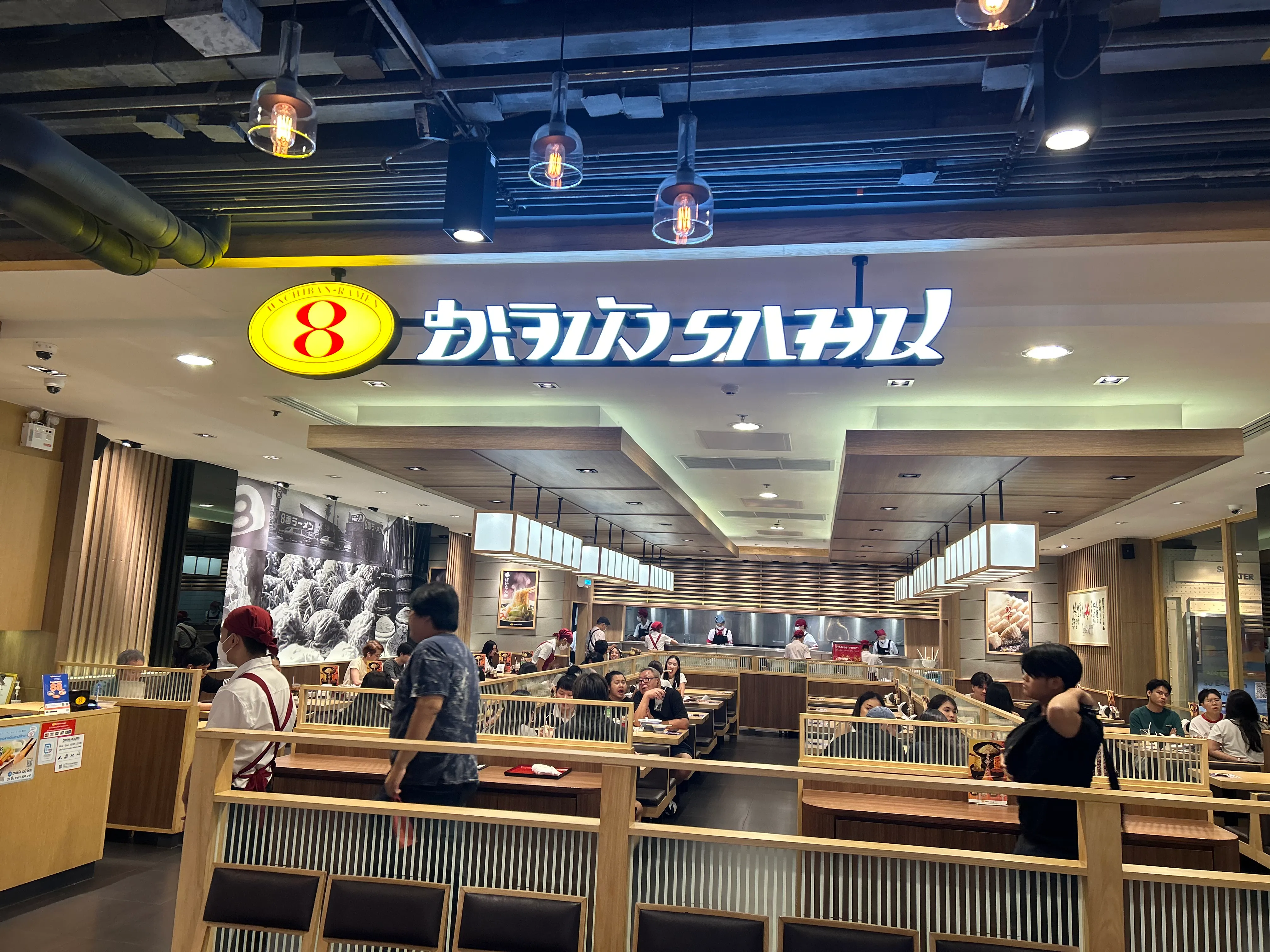 バンコクのショッピングモール内にある 8 番ラーメンの店舗
