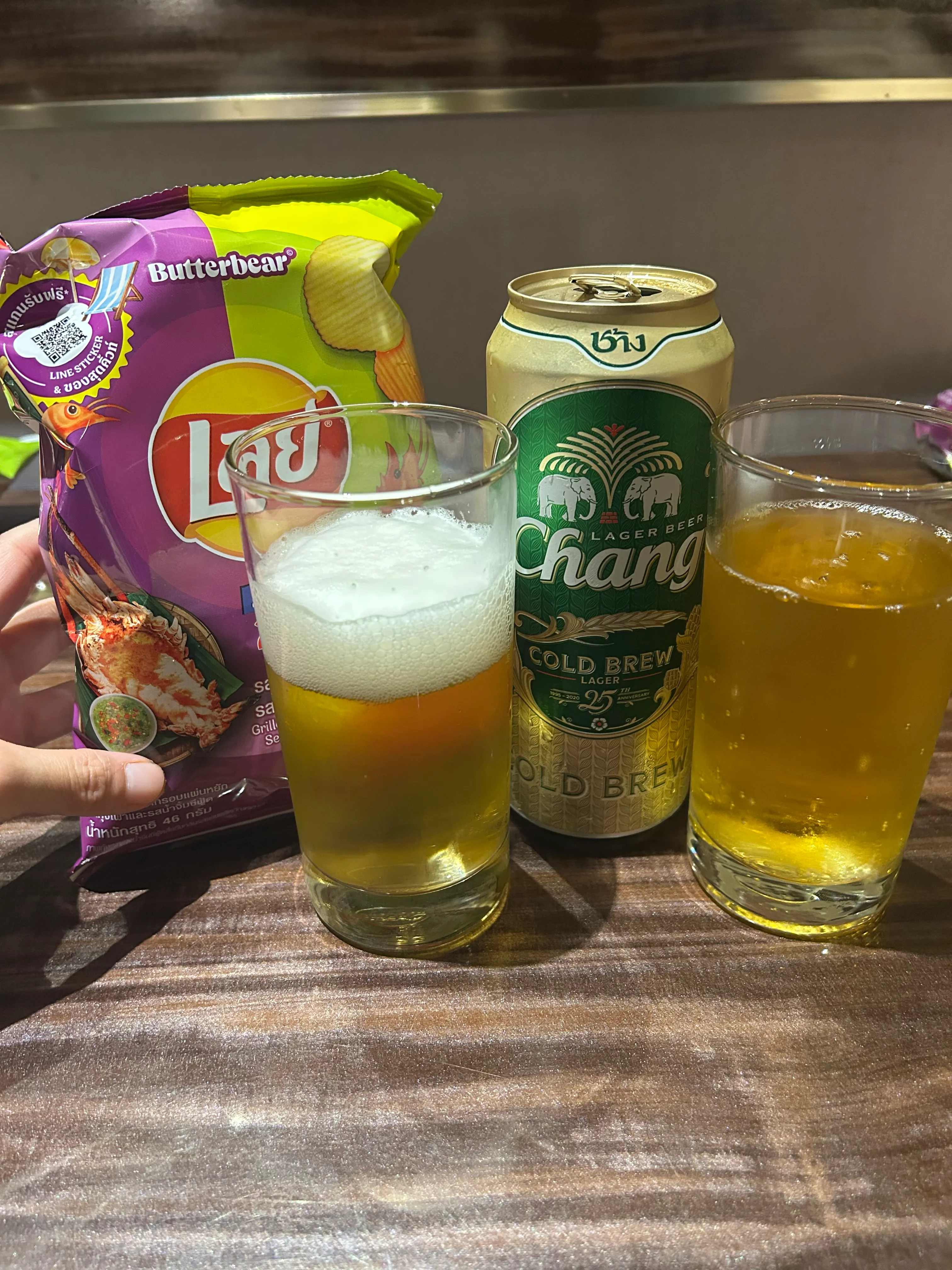 チャーンビールとタイのスナック菓子