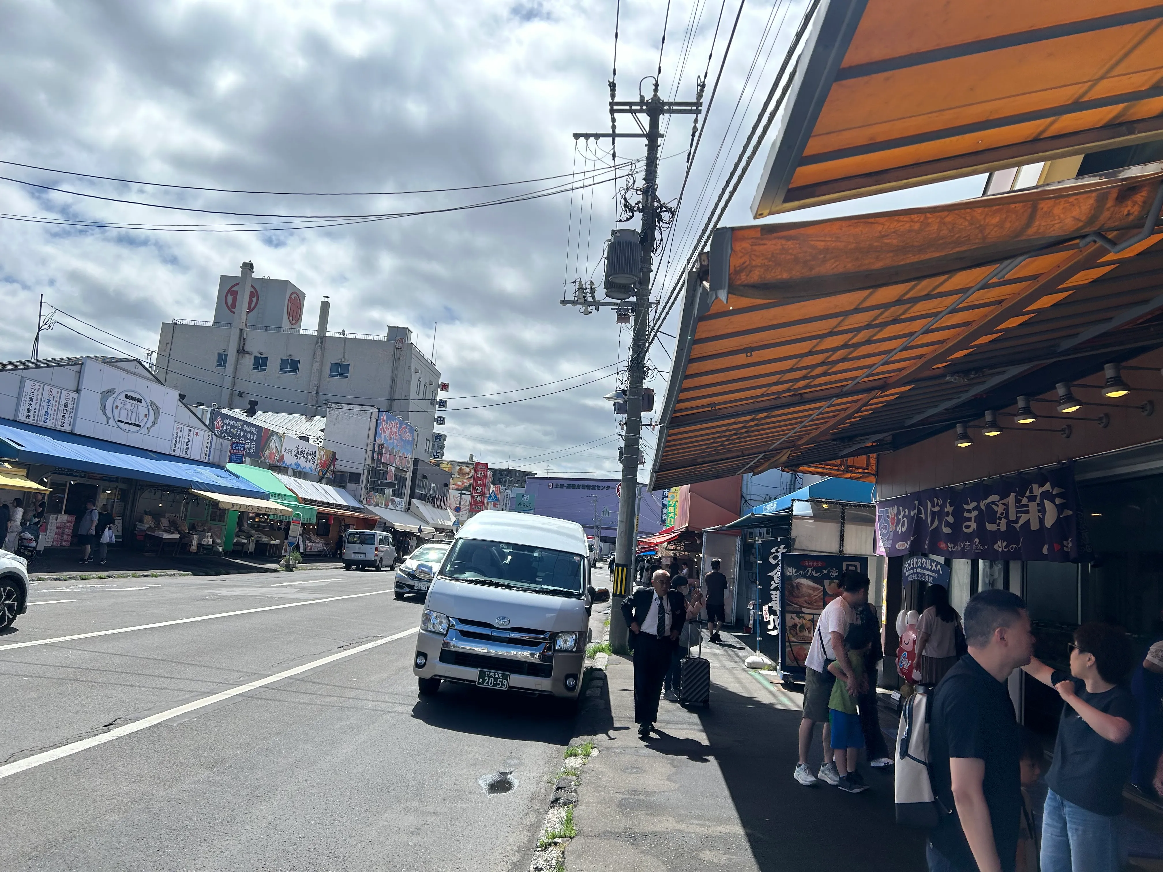 朝の札幌場外市場の通り