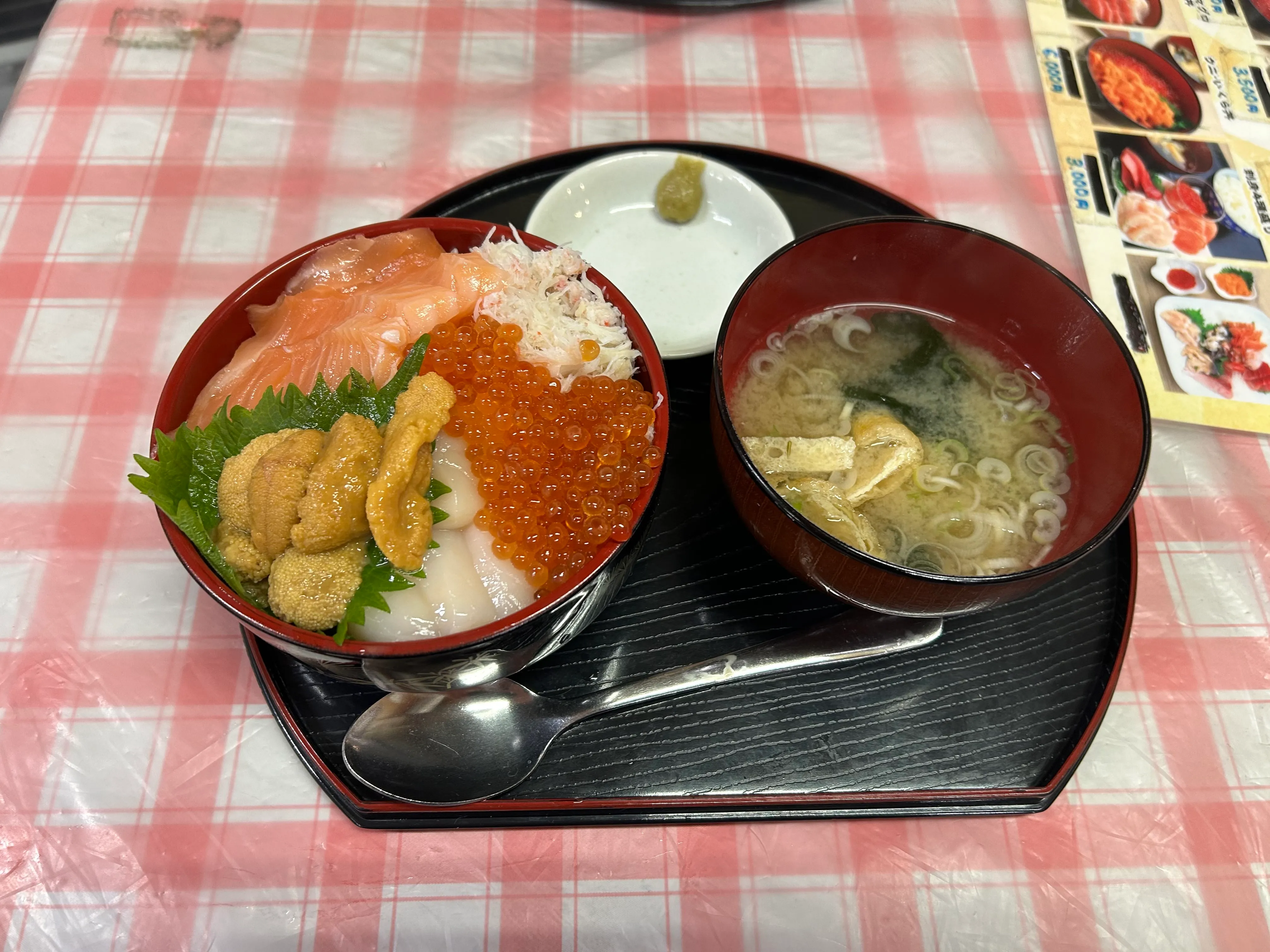 ムラサキウニ・イクラ・サーモン・カニ・ホタテの海鮮丼と味噌汁