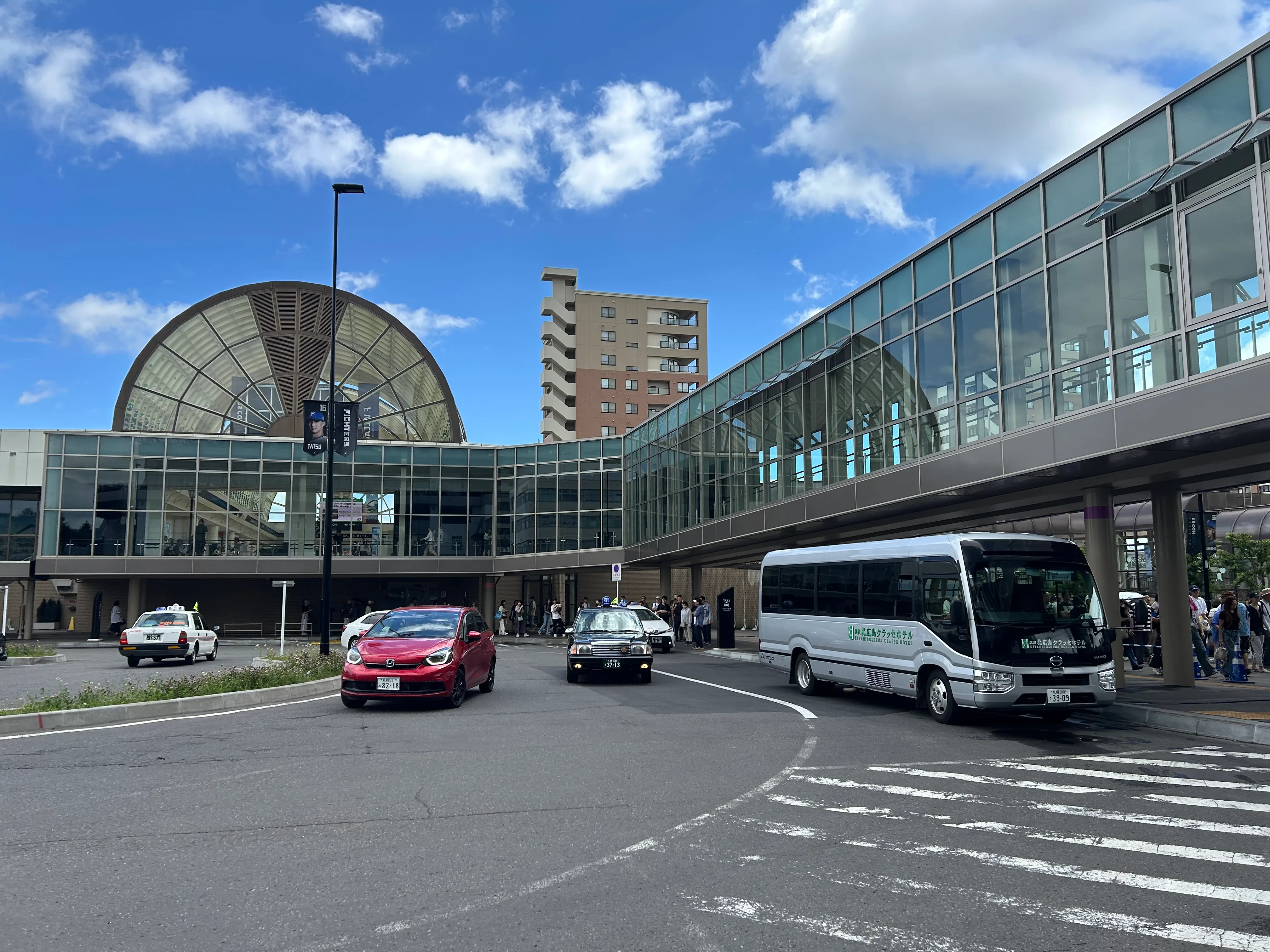 北広島駅前のガラス張り連絡通路とバスロータリー