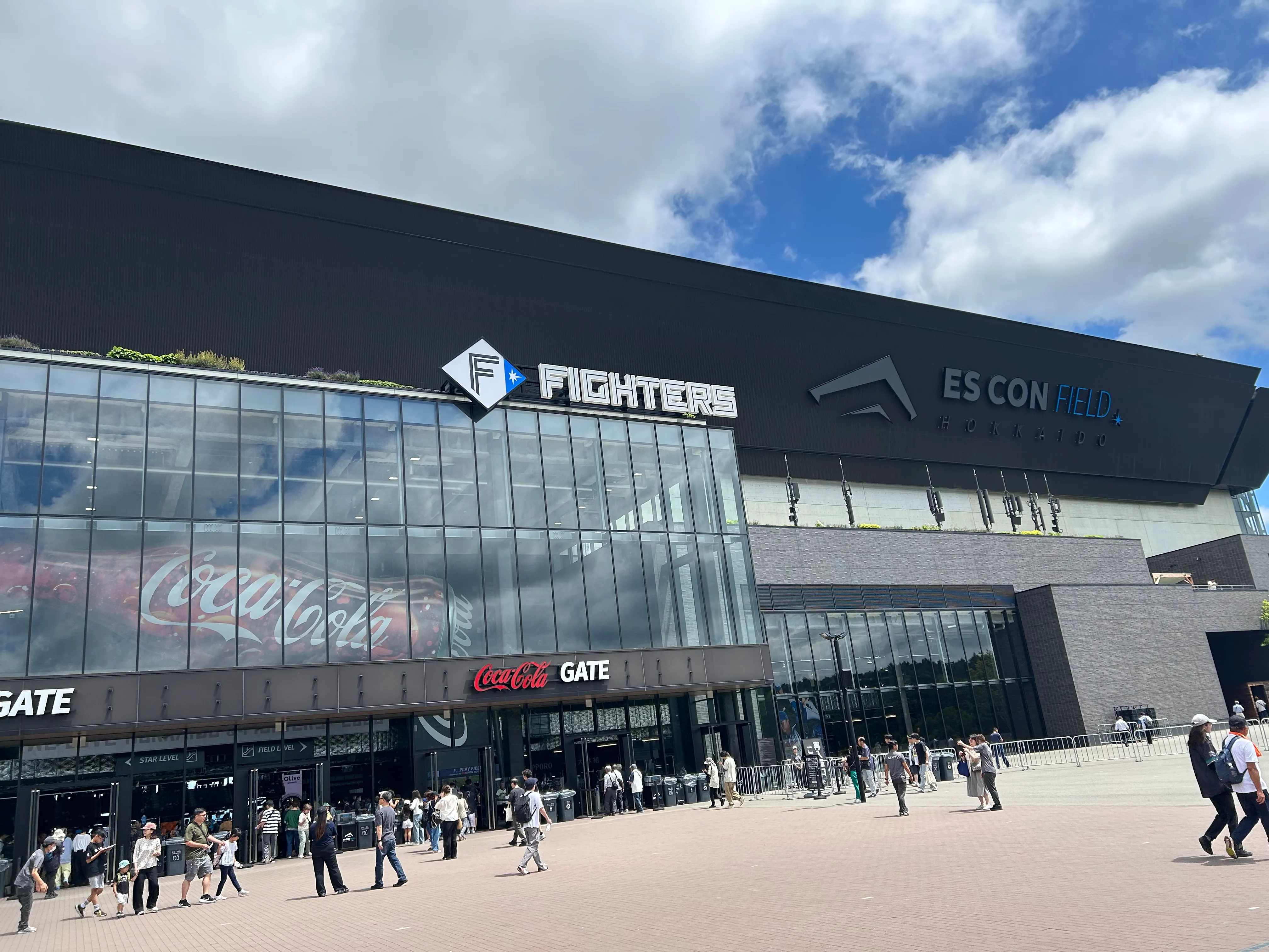 エスコンフィールド北海道の FIGHTERS GATE 前