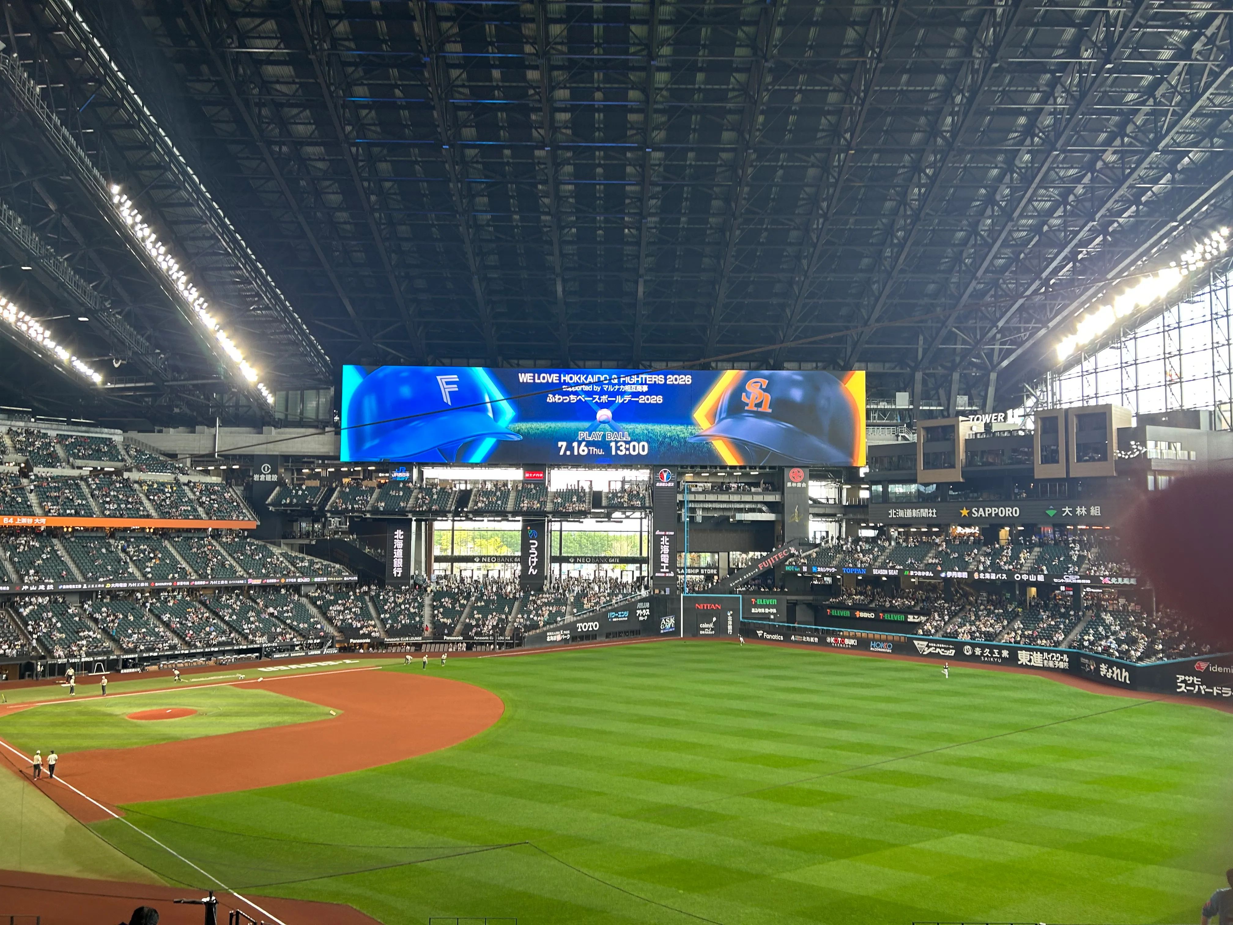 エスコンフィールドの場内全景と試合開始前のビジョン