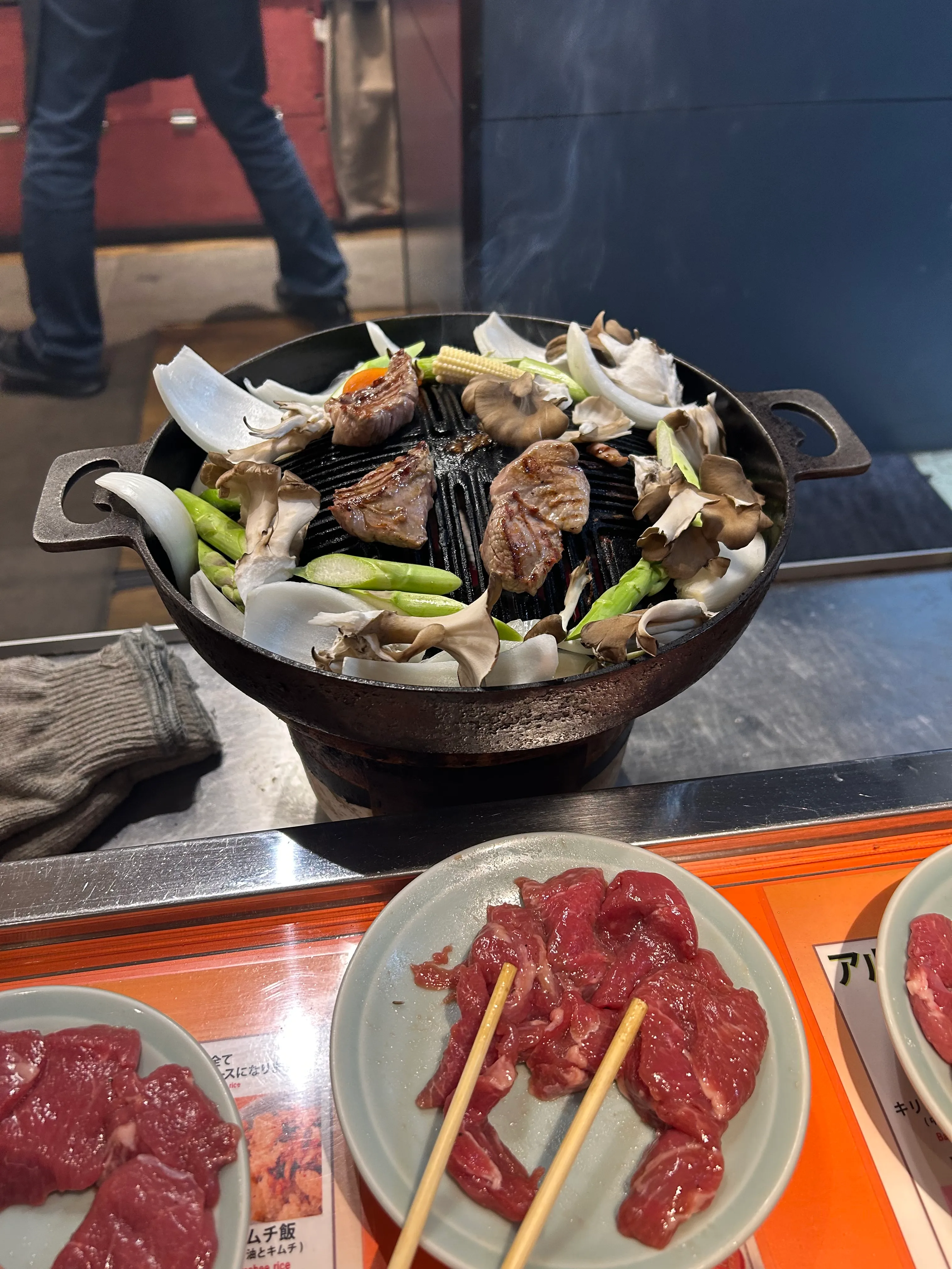 ジンギスカン鍋で焼くラム肉と野菜