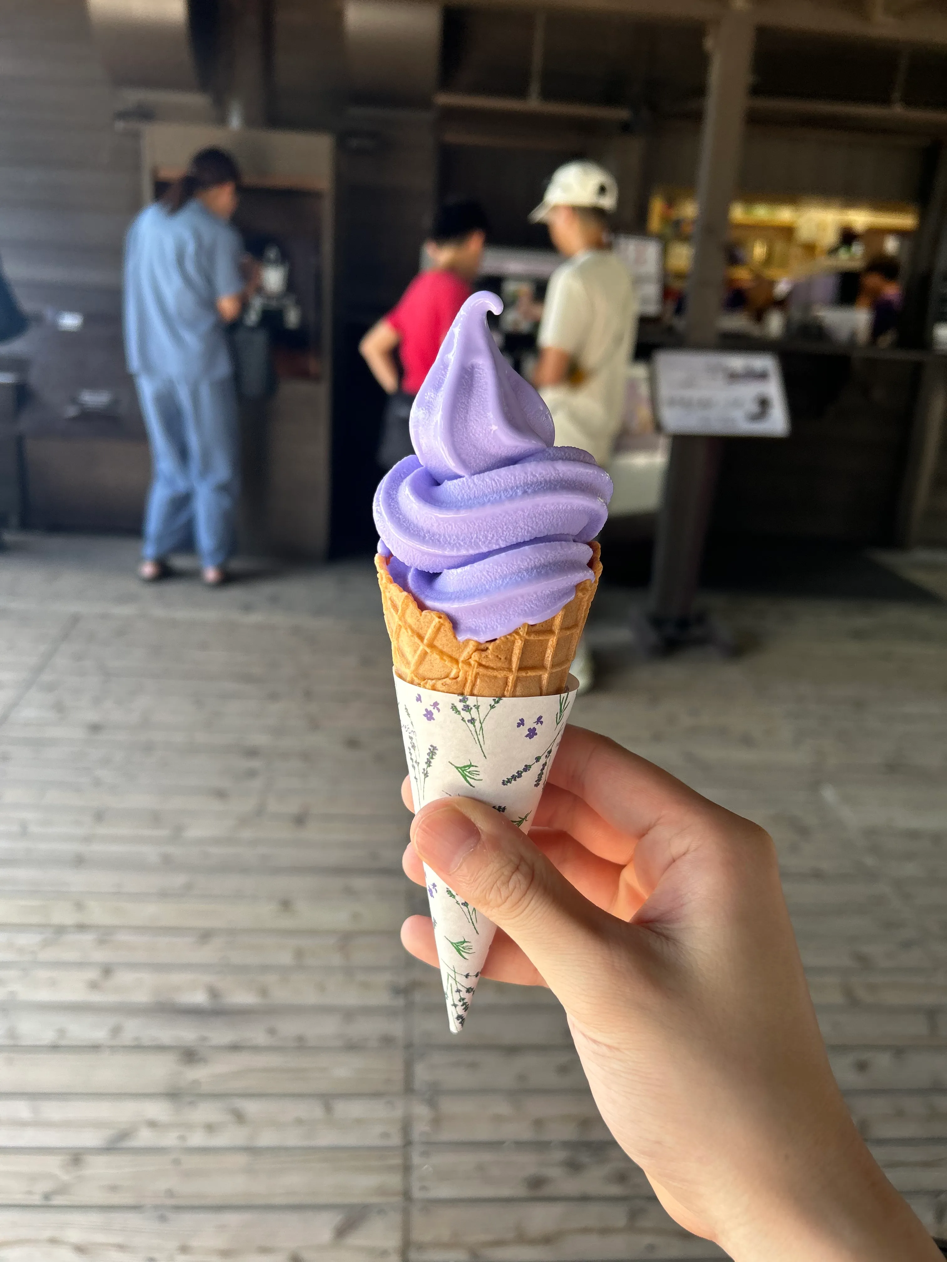 薄紫のラベンダーソフトクリーム