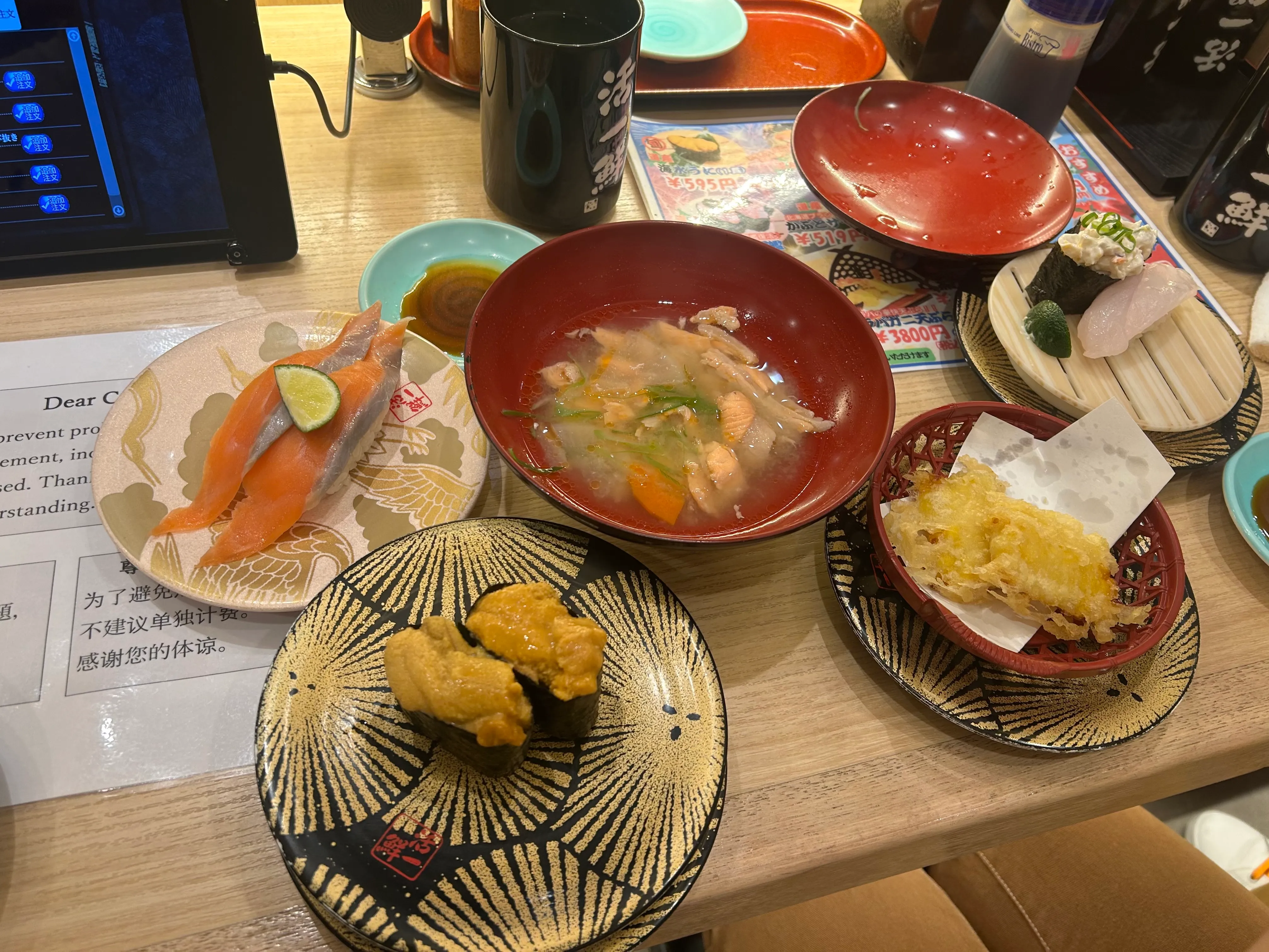回転寿司のうに軍艦やサーモン握り