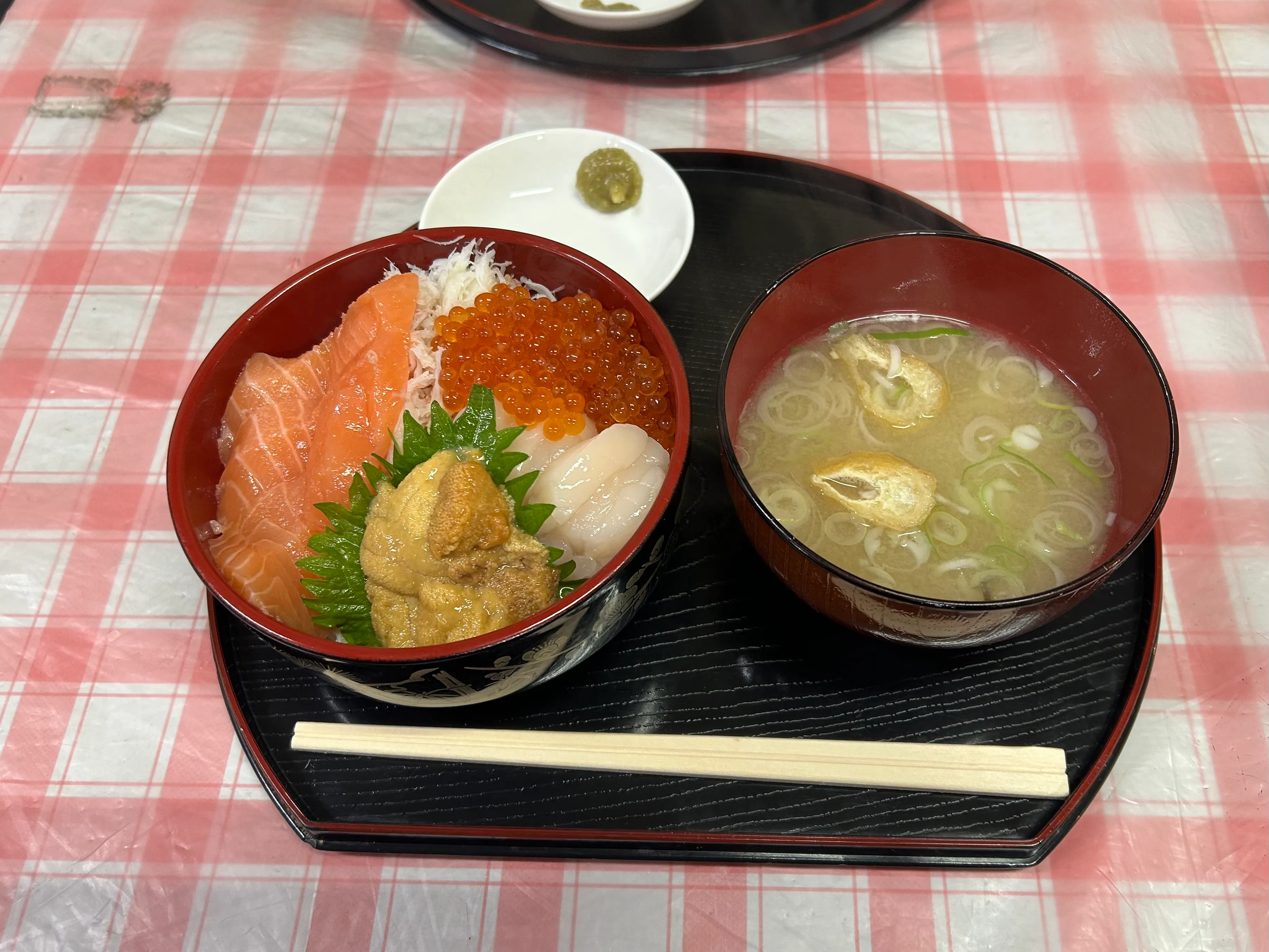 札幌場外市場の海鮮丼。サーモン・いくら・うに・ホタテ・カニのせ