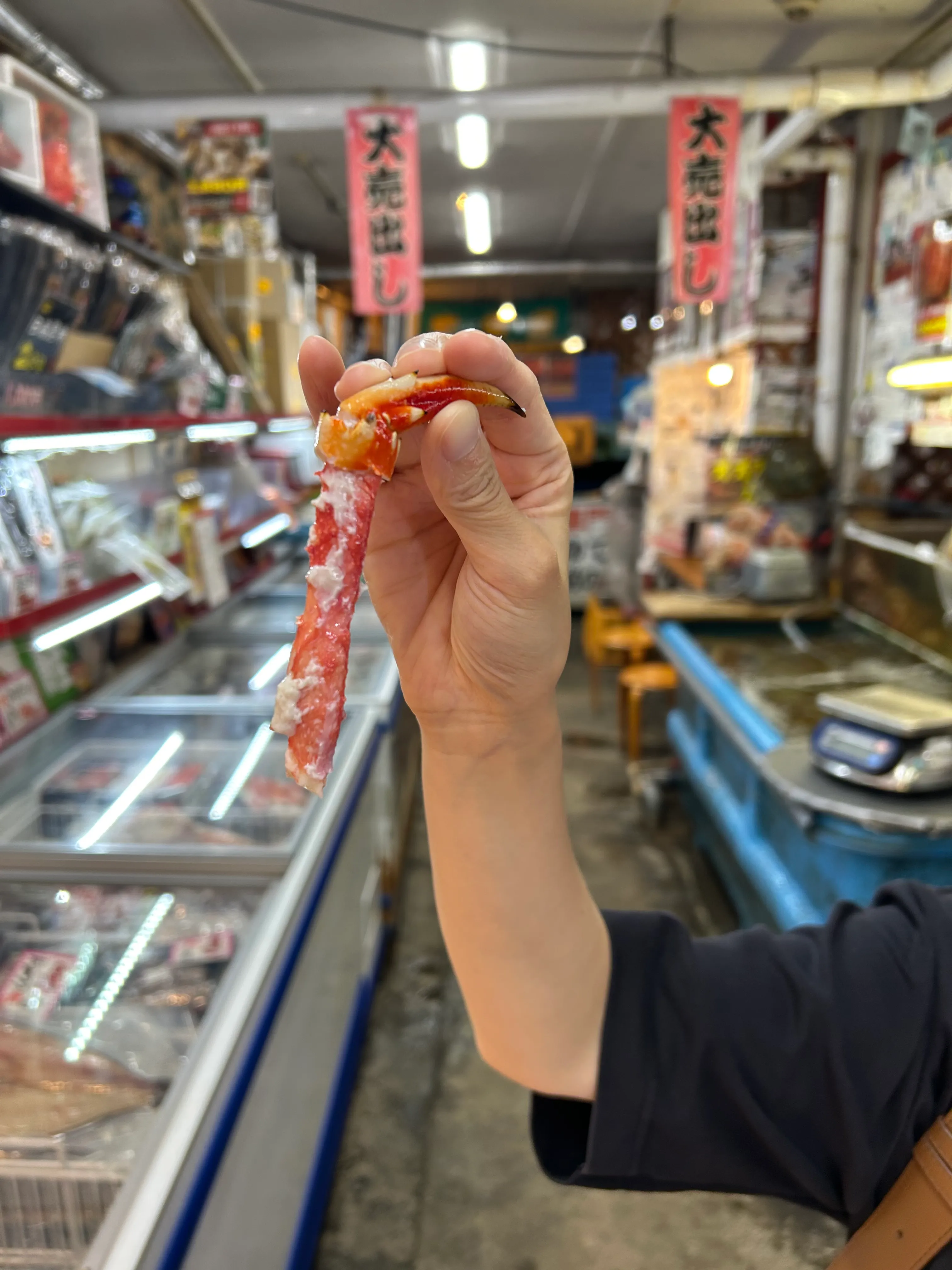 場外市場の店先で試食したカニの足