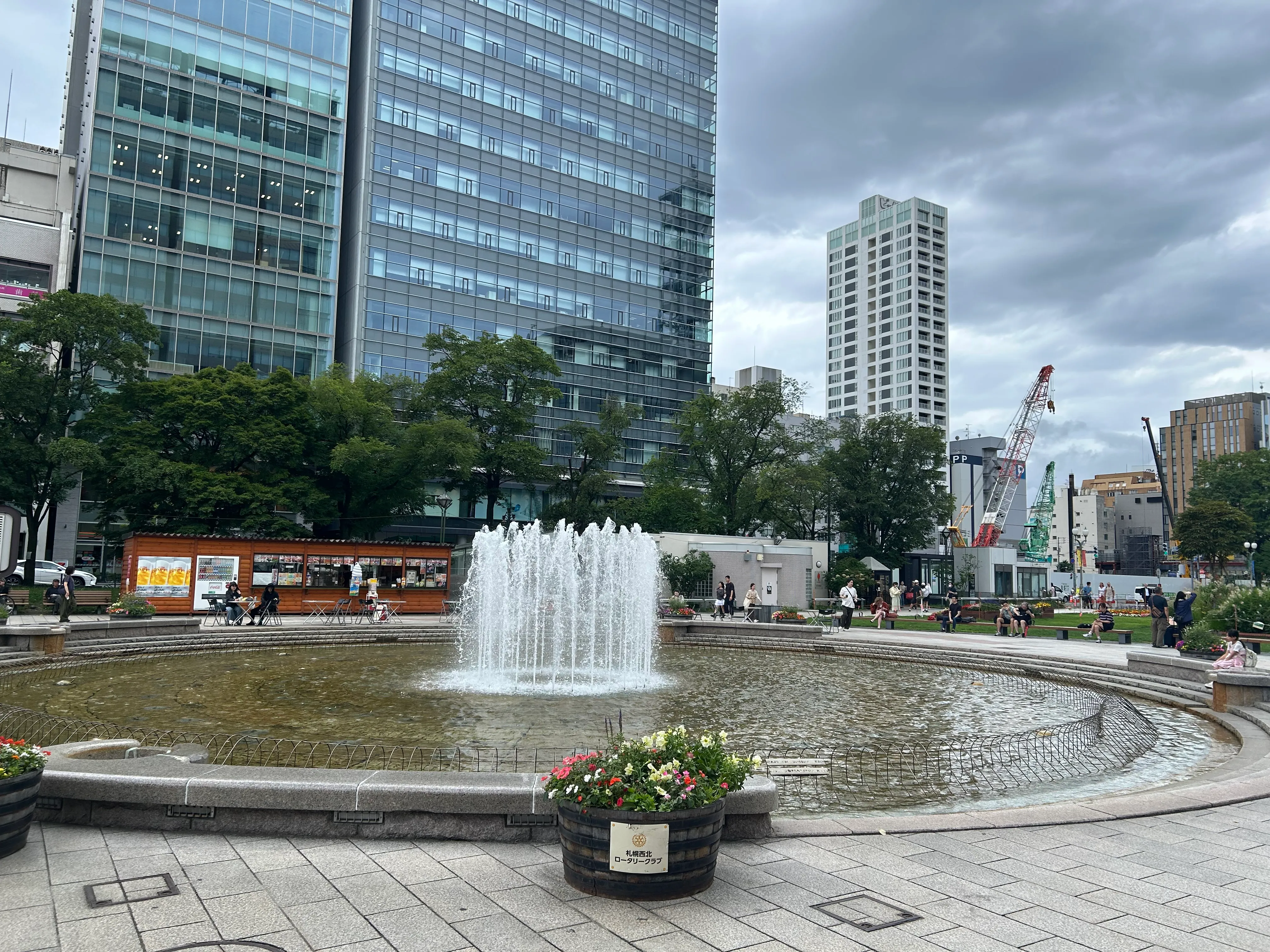 大通公園の噴水と札幌のビル群