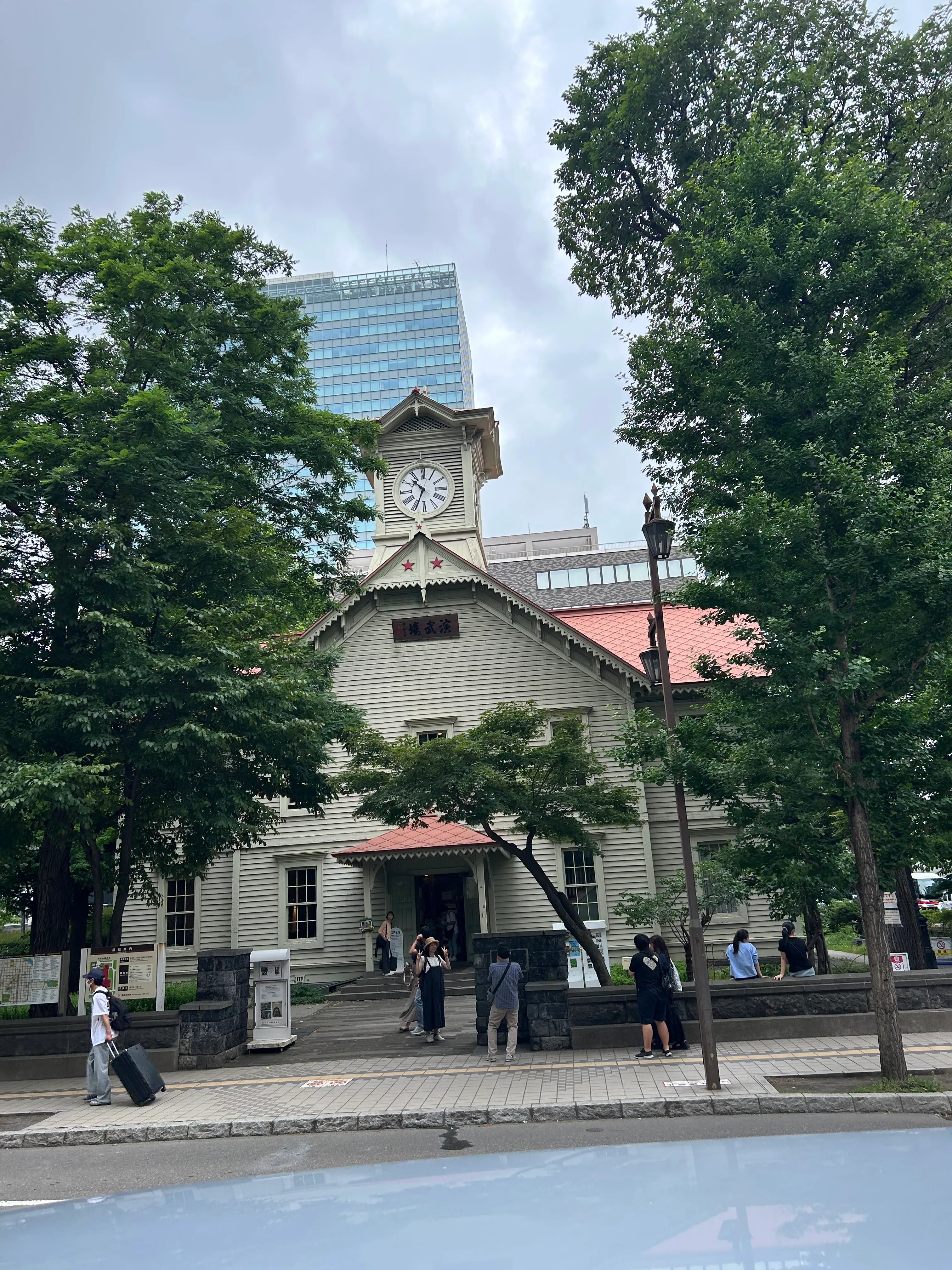 木々に囲まれた札幌市時計台