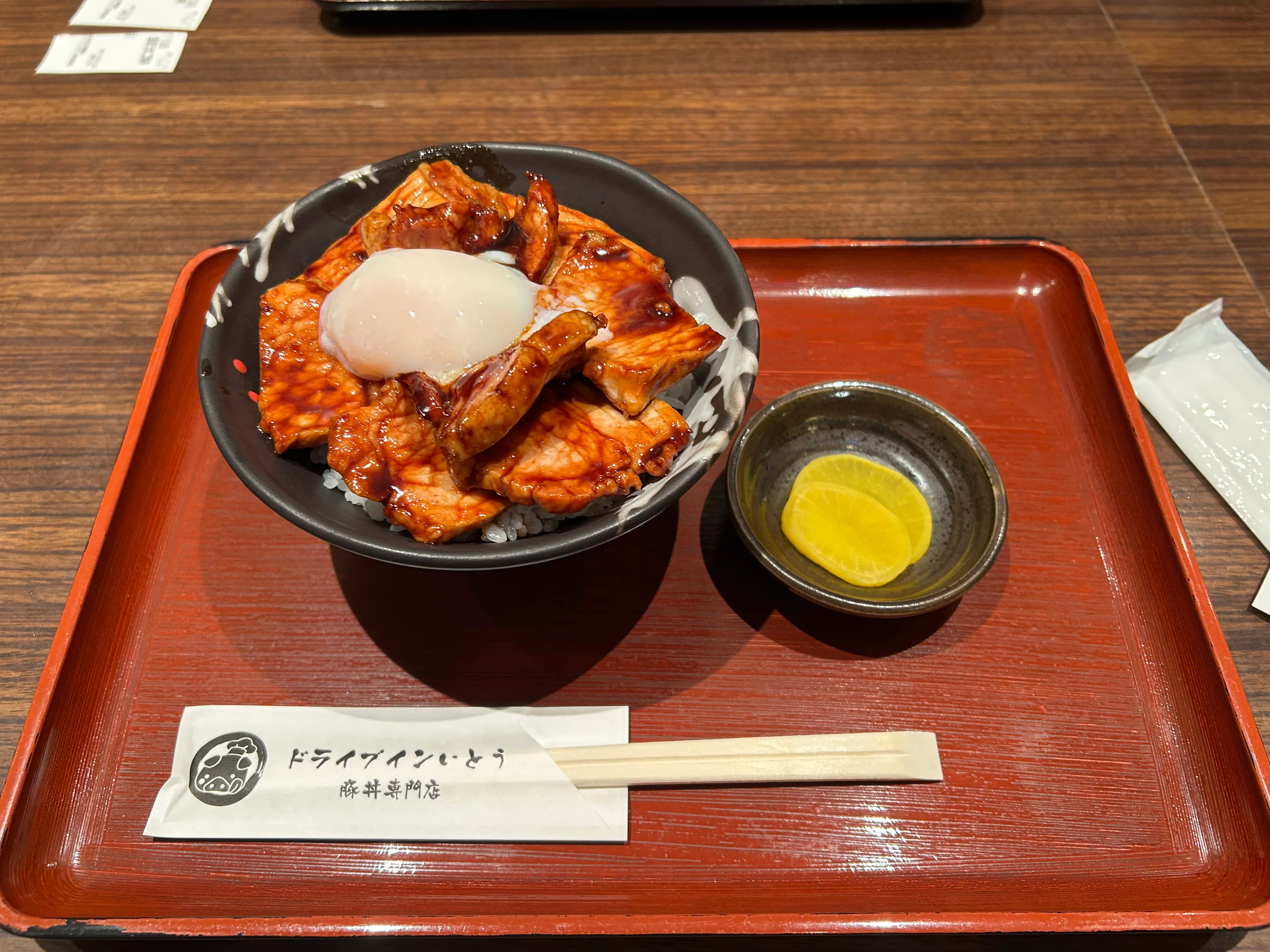 新千歳空港で食べた温泉卵のせ豚丼